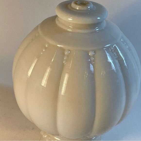 old ivory colored milk glass table lamp, vintage alacite Aladdin lamp shade - Picture 9 of 15